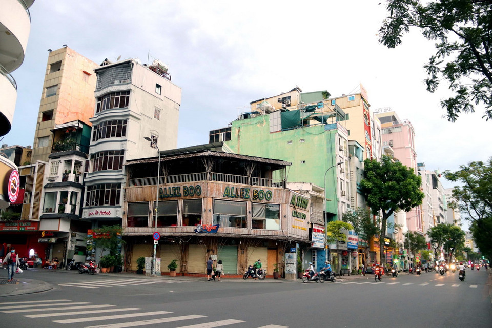 Tuyến đường Phạm Ngũ Lão, quận 1 vắng bóng người trước giờ TP.HCM tiếp tục thực hiện giãn cách xã hội 14 ngày. (Ảnh: Thanh Vũ/TTXVN)