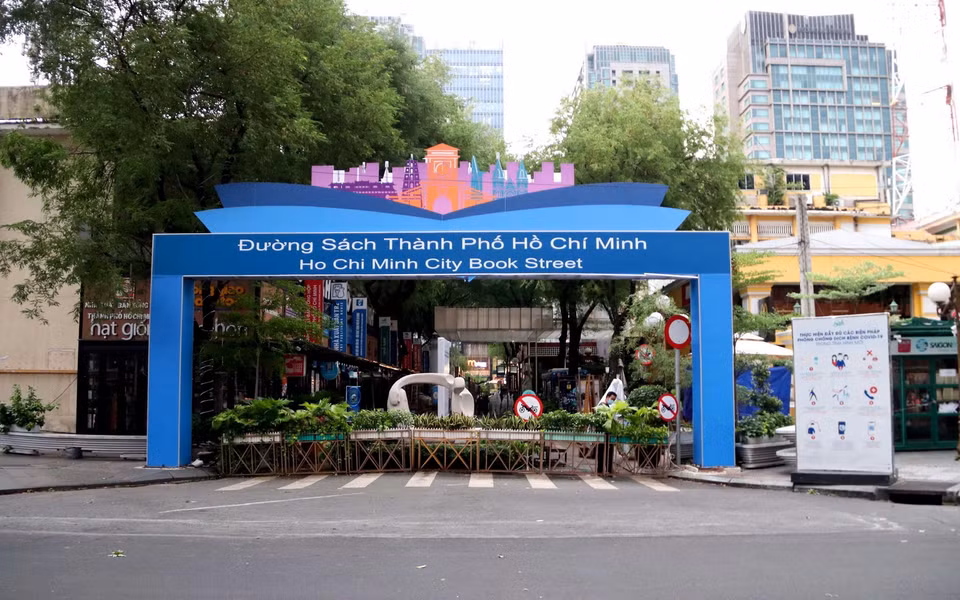 Đường sách Nguyễn Văn Bình, quận 1, tiếp tục đóng cửa để phòng, chống dịch COVID-19. (Ảnh: Thanh Vũ/TTXVN)