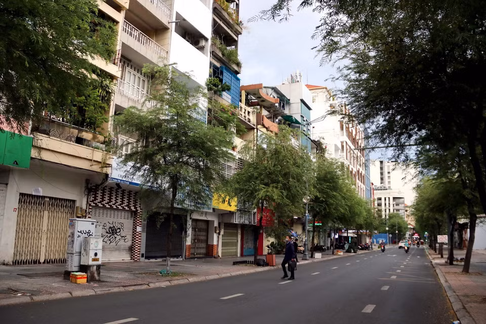 Tuyến đường Lê Thánh Tôn, quận 1, vắng bóng người trước giờ TP.HCM tiếp tục thực hiện giãn cách xã hội 14 ngày. (Ảnh: Thanh Vũ/TTXVN)