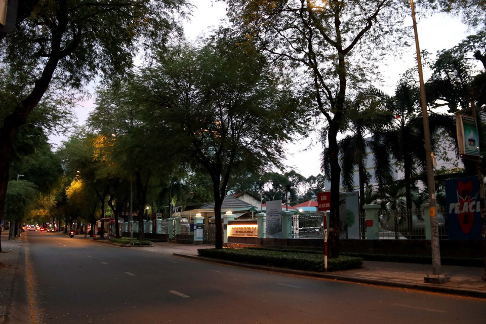 Tuyến đường Võ Văn Tần, quận 3 vắng bóng người trước giờ TP.HCM tiếp tục thực hiện giãn cách xã hội 14 ngày. (Ảnh: Thanh Vũ/TTXVN)