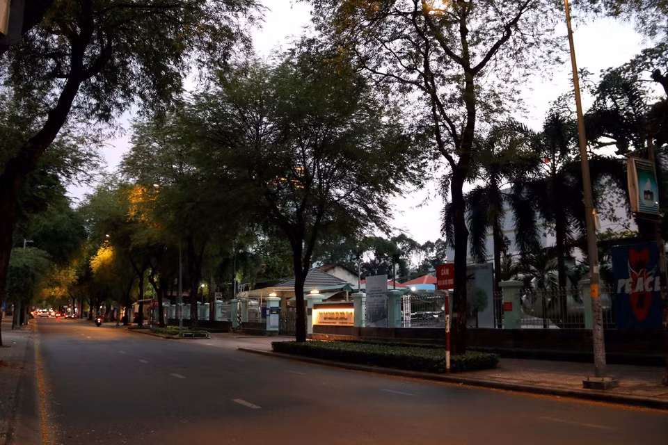 Tuyến đường Võ Văn Tần, quận 3 vắng bóng người trước giờ TP.HCM tiếp tục thực hiện giãn cách xã hội 14 ngày. (Ảnh: Thanh Vũ/TTXVN)