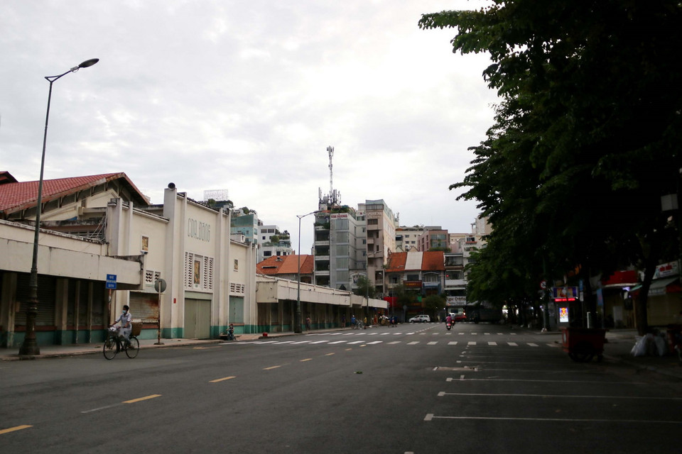  Khu vực chợ Bến Thành, quận 1 vắng bóng người trước giờ TP.HCM tiếp tục thực hiện giãn cách xã hội 14 ngày. (Ảnh: Thanh Vũ/TTXVN)