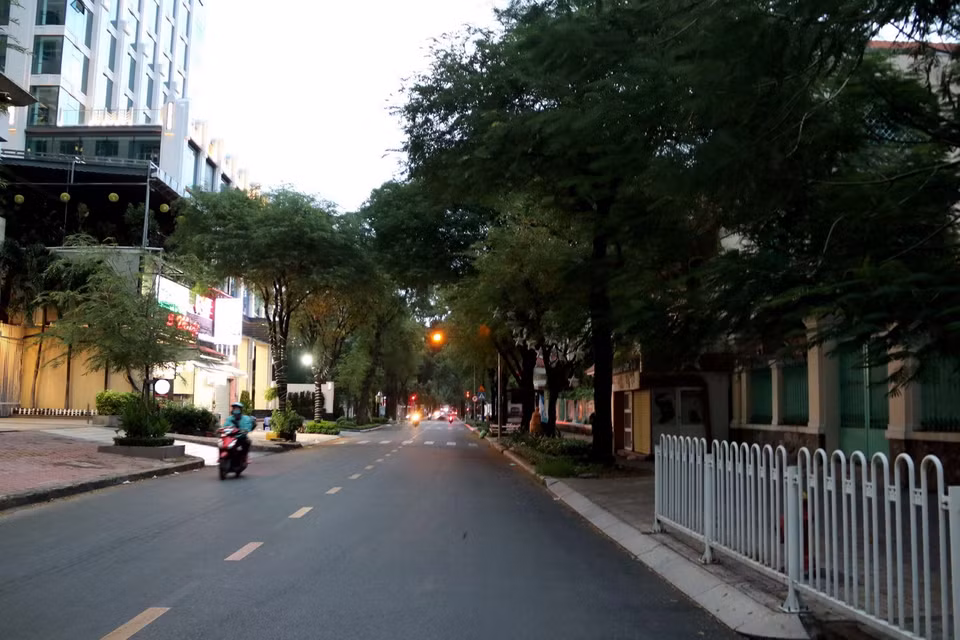 Tuyến đường Lê Quý Độn, quận 3 vắng bóng người trước giờ TP.HCM tiếp tục thực hiện giãn cách xã hội 14 ngày. (Ảnh: Thanh Vũ/TTXVN)