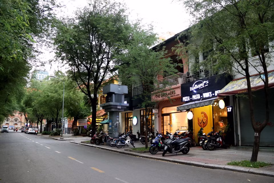 Nhiều hàng quán trên tuyến đường Hàn Thuyên, quận 1, chỉ bán mang đi. (Ảnh: Thanh Vũ/TTXVN)