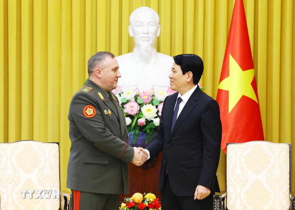 Chủ tịch nước Lương Cường tiếp Trung tướng Viktor Gennadievich Khrenin, Bộ trưởng Quốc phòng Belarus. (Ảnh: Lâm Khánh/TTXVN)