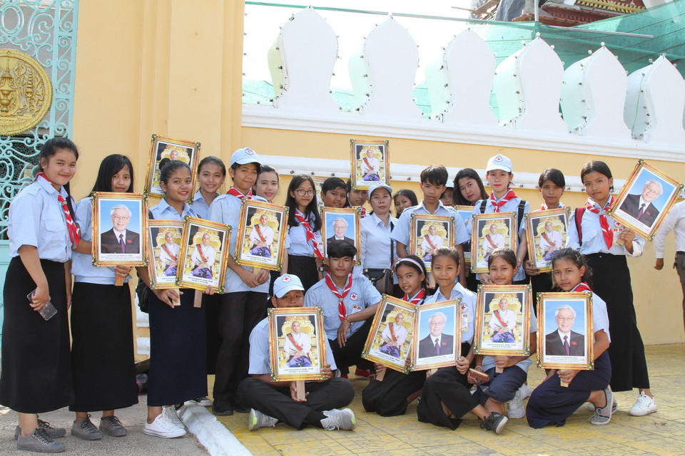 Các em học sinh Campuchia chào đón đoàn. (Ảnh: Minh Hưng/TTXVN)