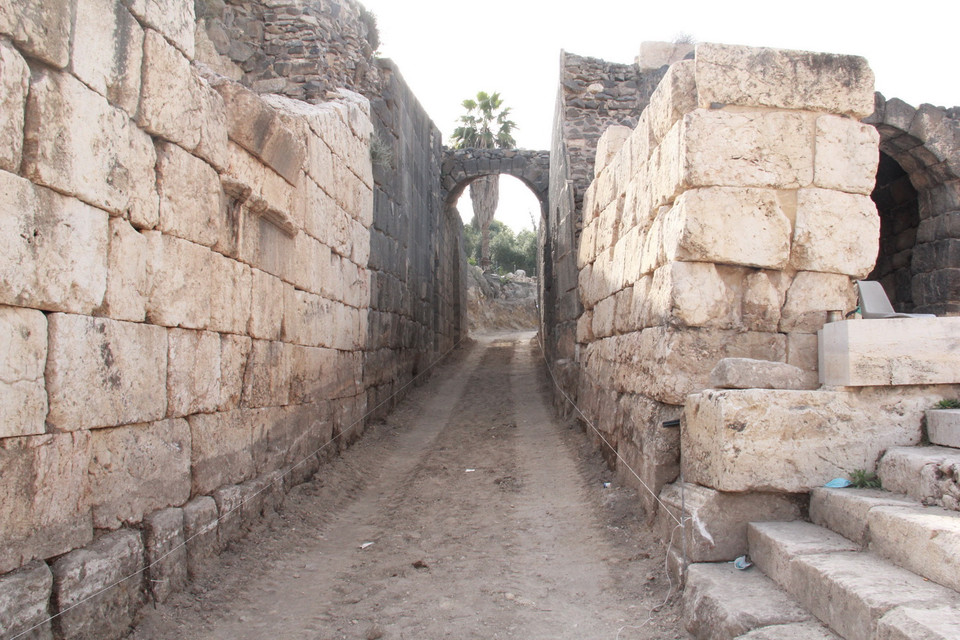 Hành lang đá dẫn ra khu thờ tự. (Ảnh: TTXVN)