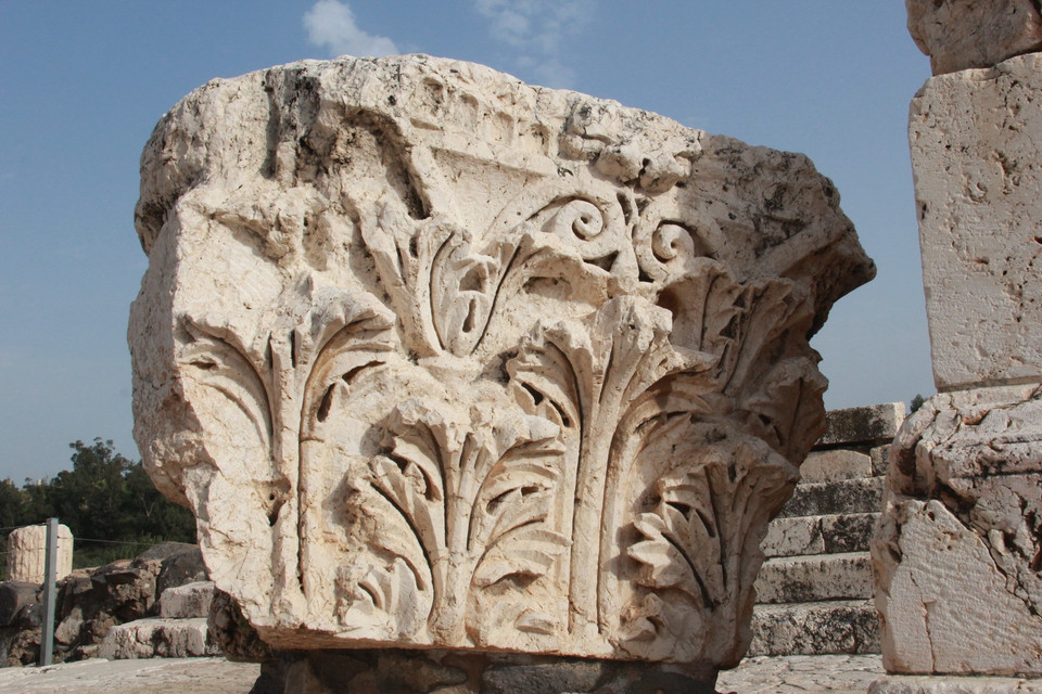 Hoa văn điêu khắc trên đỉnh các cột đá trong Công viên quốc gia Bet She'an. (Ảnh: TTXVN)