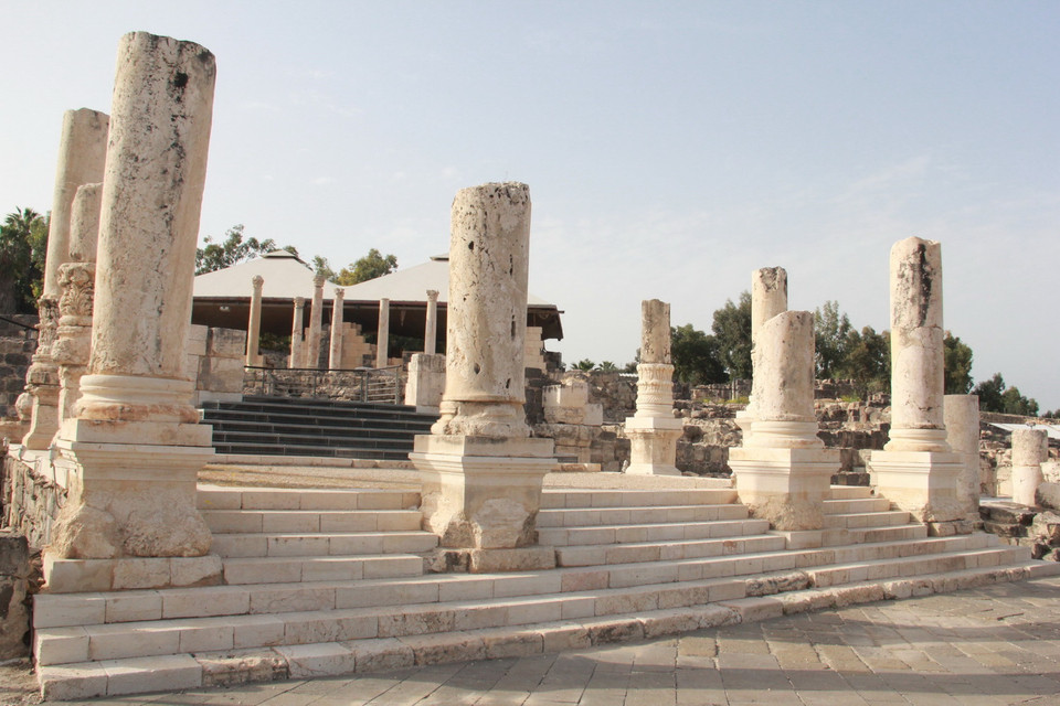 Các hàng cột bằng đá tại khu thờ tự. (Ảnh: TTXVN)