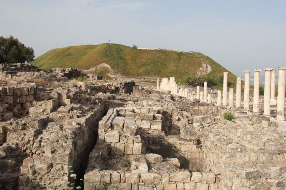 Cận cảnh khu hành lang, hầm mộ chứa quan tài đá. (Ảnh: TTXVN)