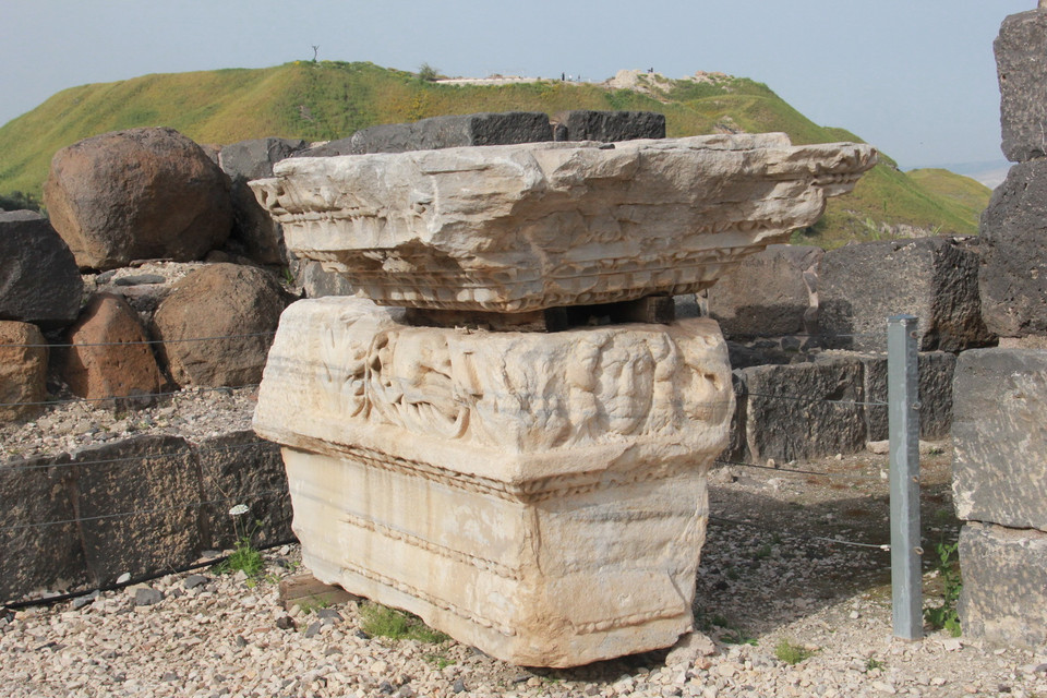Một quan tài đá được điêu khắc bằng các hoa văn trang trí tại khu nghĩa địa cổ trong Công viên quốc gia Bet She'an. (Ảnh: TTXVN)