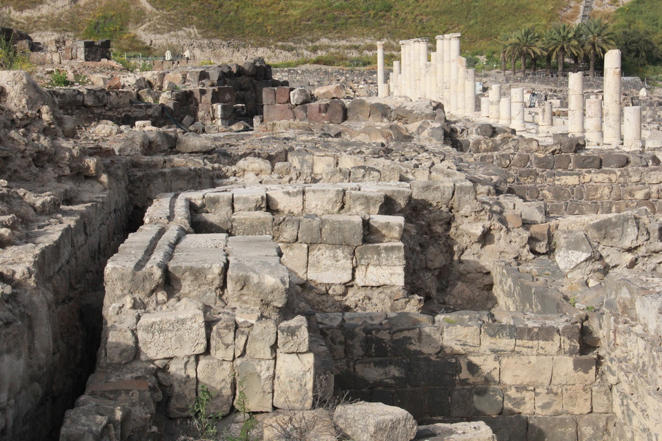 Công viên bao gồm một nghĩa địa lớn với những ngôi mộ được tạc từ đá, khu nghi lễ gồm đền thờ, các địa điểm thực hành tôn giáo và một nhà hát La Mã ngoài trời, được xây dựng từ thế kỷ thứ 2 trước Công nguyên. Trong ảnh: Cận cảnh khu hành lang, hầm mộ chứa quan tài đá. (Ảnh: TTXVN)