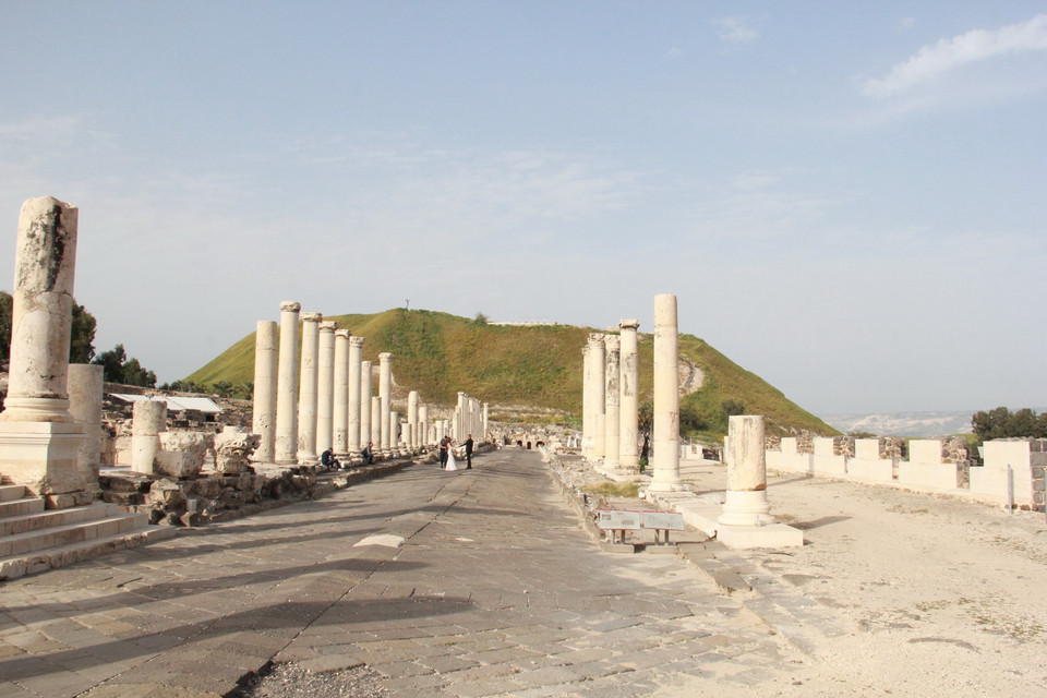 Hành lang đá dẫn ra khu nghĩa địa cổ. (Ảnh: TTXVN)