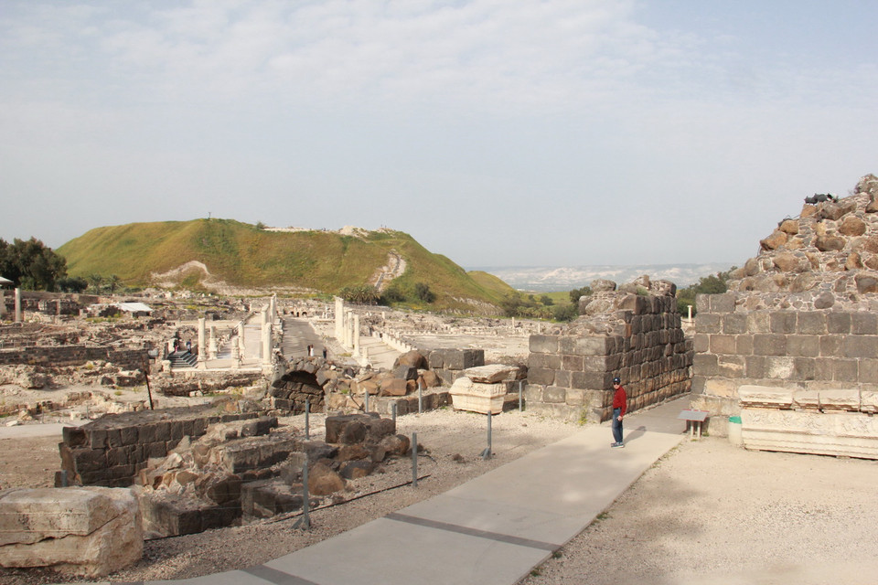  Một góc khu nghĩa địa cổ tại Công viên quốc gia Bet She'an. (Ảnh: TTXVN)