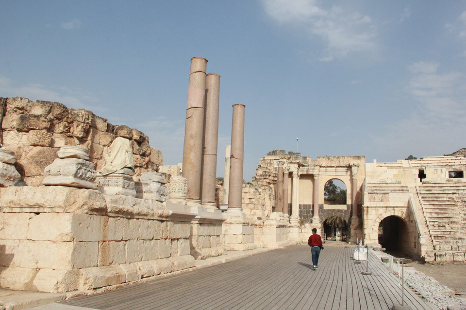  Hành lang đá kết nối khu thờ tự với khu nghĩa địa cổ. (Ảnh: TTXVN)