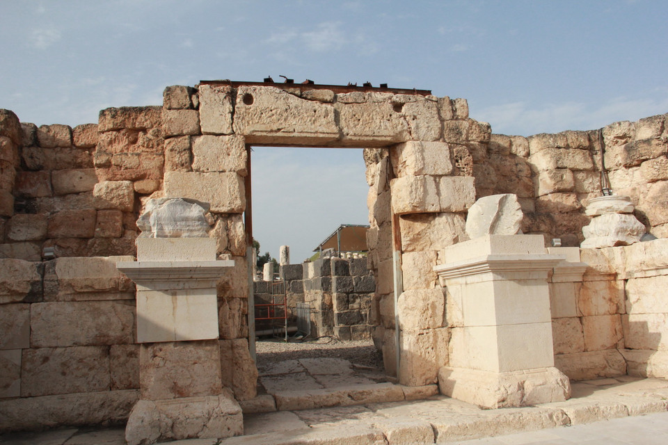 Cổng đá dẫn ra khu thờ tự. (Ảnh: TTXVN)