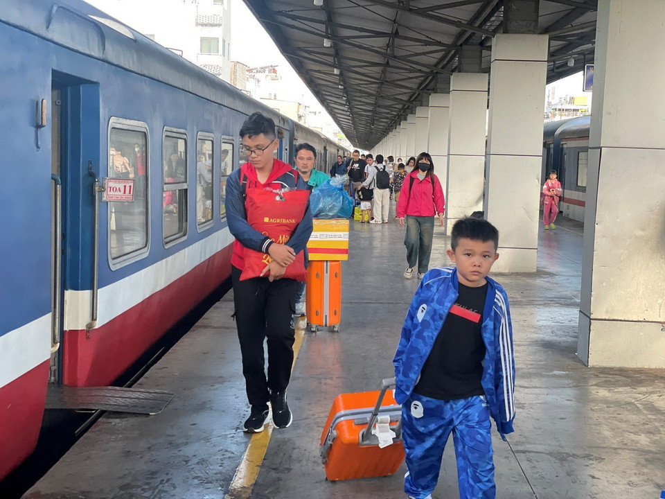 Người dân trở lại Thành phố Hồ Chí Minh qua ga Sài Gòn. (Ảnh: Tiến Lực/TTXVN)