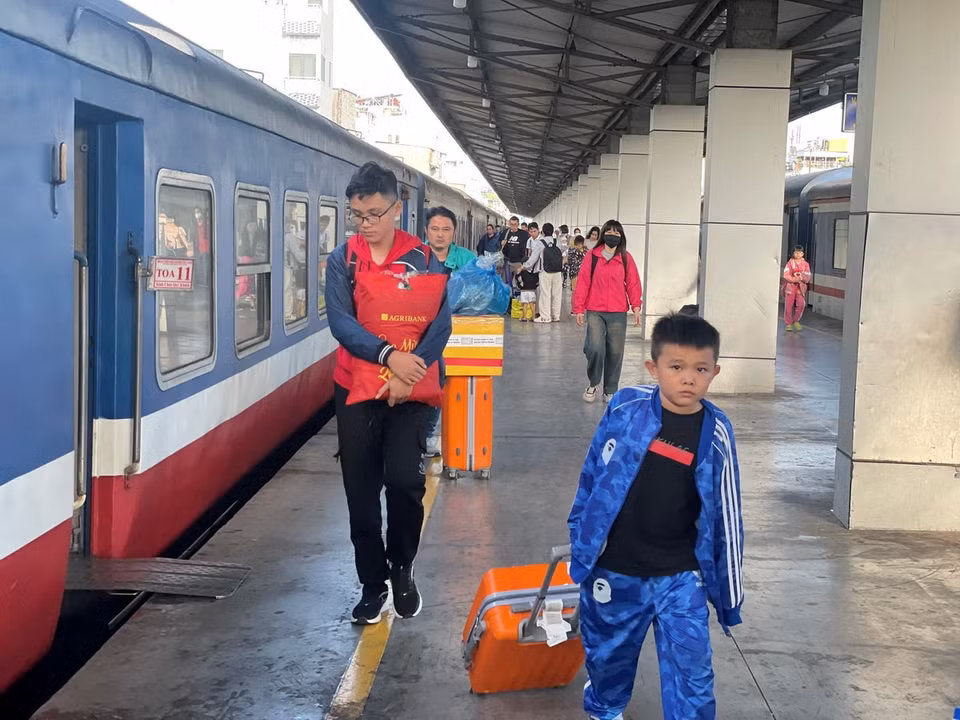 Người dân trở lại Thành phố Hồ Chí Minh qua ga Sài Gòn. (Ảnh: Tiến Lực/TTXVN)