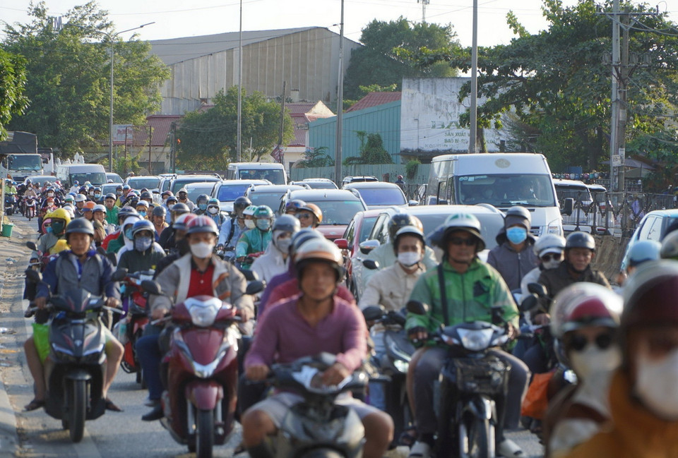 Một số đoạn trên tuyến Quốc lộ 1 qua địa bàn Thành phố Hồ Chí Minh lượng phương tiện tăng cao nhưng vẫn có thể di chuyển chậm. (Ảnh: TTXVN phát)
