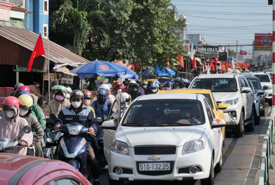 Phương tiện xếp hàng dài bên huyện Nhơn Trạch (Đồng Nai) chờ qua phà Cát Lái về Thành phố Hồ Chí Minh. (Ảnh: TTXVN phát)