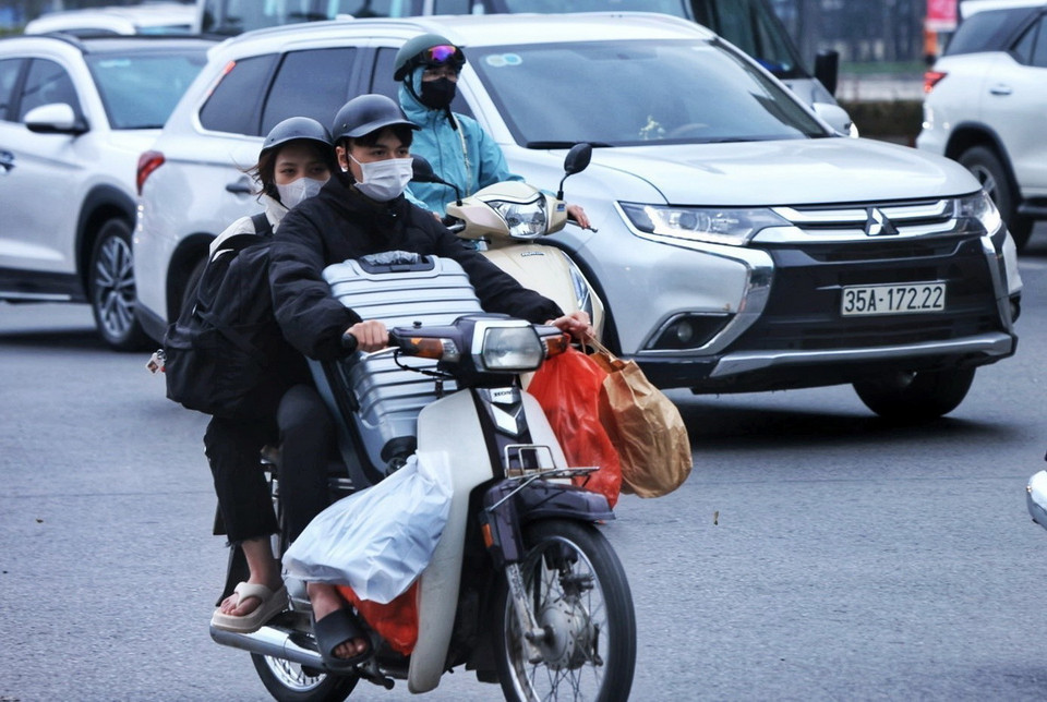 Người dân trở lại thành phố sau kỳ nghỉ lễ. (Ảnh: Tuấn Anh/TTXVN)