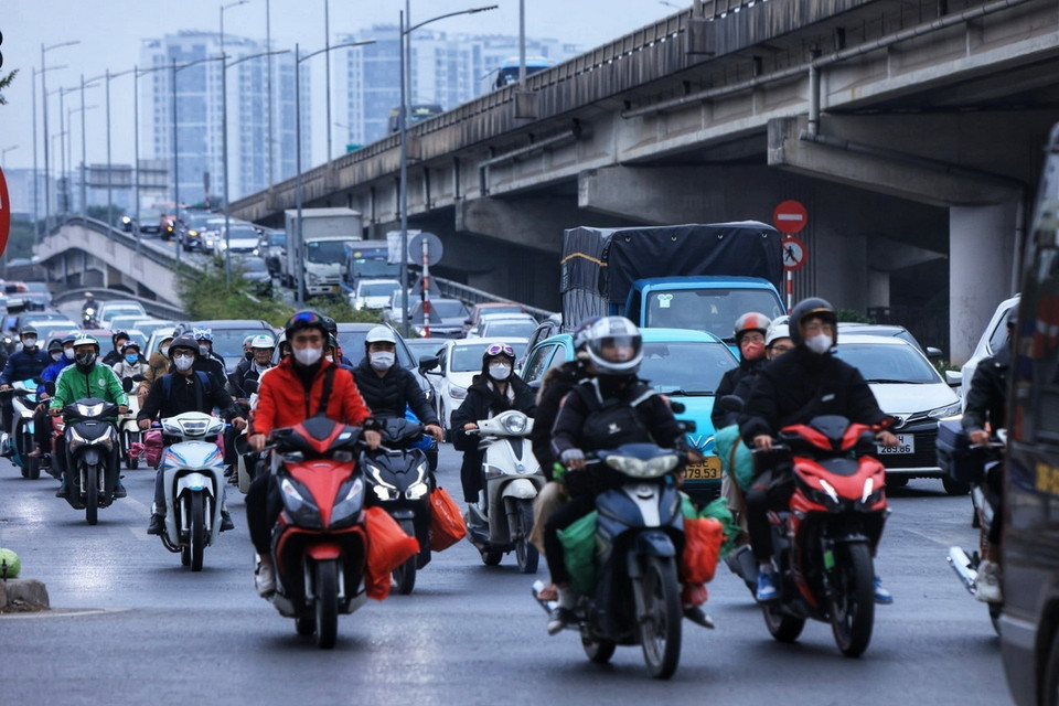 Phương tiện di chuyển chậm ở lối xuống từ đường Vành đai 3 trên cao xuống khu bán đảo Linh Đàm. (Ảnh: Tuấn Anh/TTXVN)