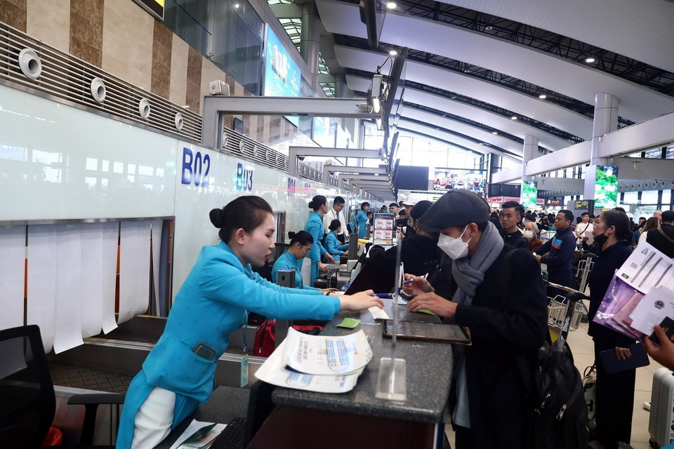 Hành khách làm thủ tục check in tại quầy của Hãng hàng không Vietnam Airlines. (Ảnh: Huy Hùng/TTXVN)