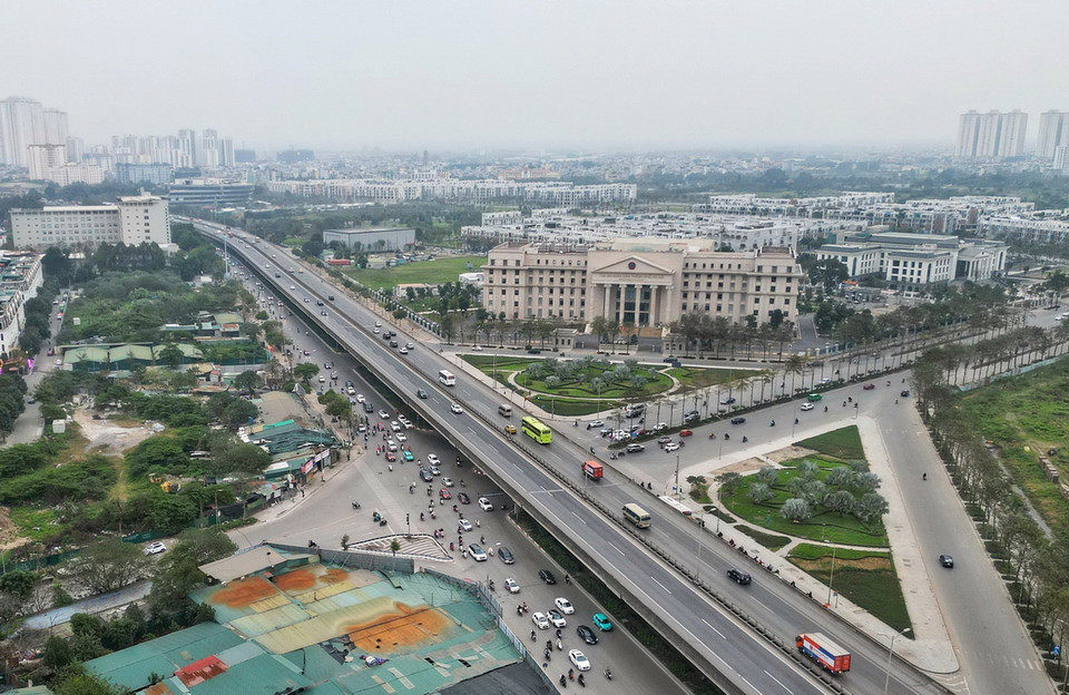 Cuối giờ chiều ngày 14/2 (mùng 5 Tết), ngày nghỉ cuối cùng của người dân trong kỳ nghỉ lễ, giao thông trên trục đường Vành đai 3 Hà Nội thông thoáng, thuận tiện cho các phương tiện di chuyển khi người dân trở lại thành phố để bắt đầu ngày làm việc Năm mới. (Ảnh: Tuấn Anh/TTXVN)
