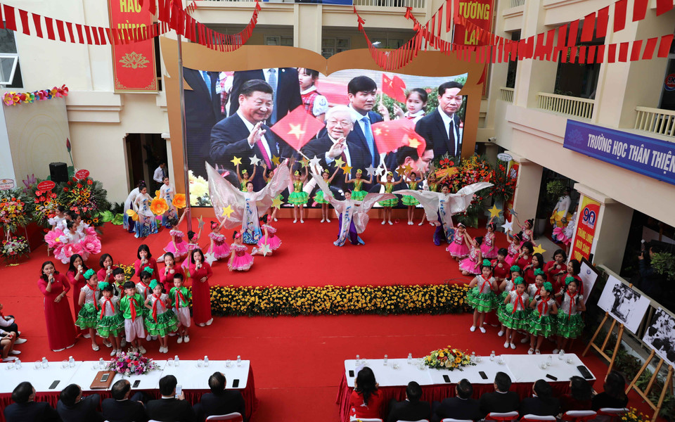 Chương trình Tiếp lửa truyền thống của cô và trò tại lễ kỷ niệm. (Ảnh: Thanh Tùng/TTXVN)