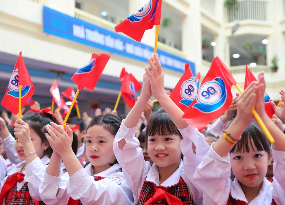 Niềm hân hoan của học sinh Trường Tiểu học Thăng Long tại lễ kỷ niệm. (Ảnh: Thanh Tùng/TTXVN)