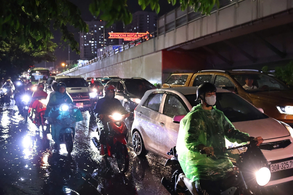 Mưa lớn gây ùn tắc giao thông trên phố Minh Khai, quận Hai Bà Trưng, lúc 19h15. (Ảnh: Minh Đức/TTXVN)