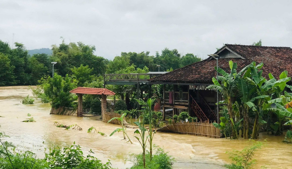 Nước lũ dâng ngập nhà dân ở huyện Hòa An. Ảnh: Văn Đạt-TTXVN