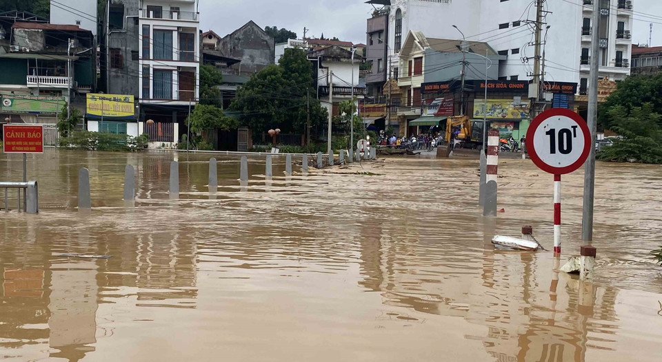 Cầu ngầm trên Sông Hiến, thành phố Cao Bằng bị ngập nước. (Ảnh: Văn Đạt/TTXVN)