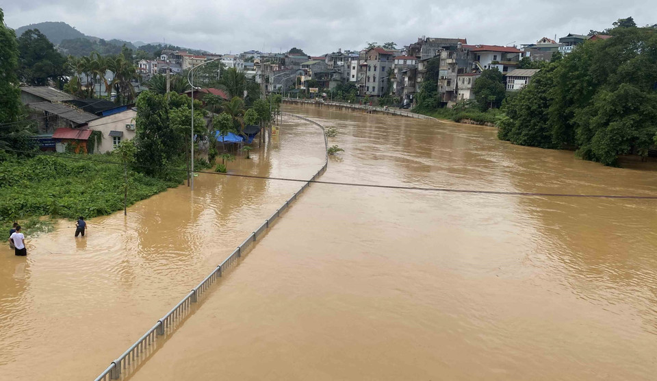 Mực nước Sông Hiến dâng cao khiến cho khu vực Phố Cũ, thành phố Cao Bằng bị ngập. (Ảnh: Văn Đạt/TTXVN)