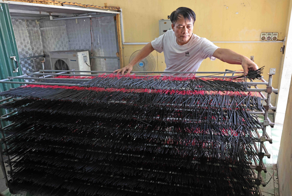 Sản xuất hương tại Hợp tác xã hương Xà Cầu ở làng nghề Quảng Phú Cầu. (Ảnh: Trần Việt/TTXVN)