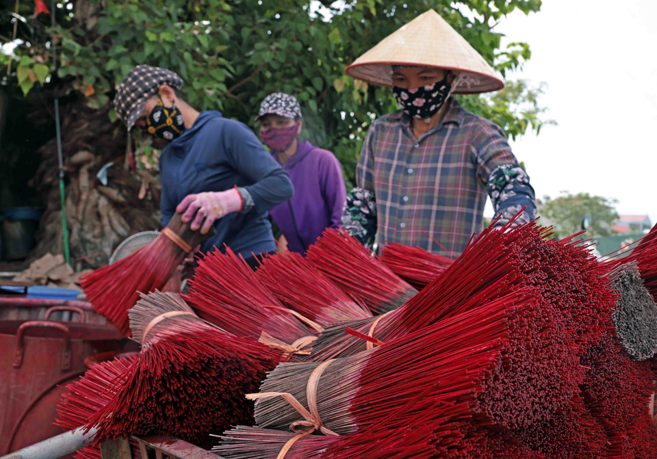 Nhuộm tăm hương tại làng nghề Quảng Phú Cầu. (Ảnh: Trần Việt/TTXVN)