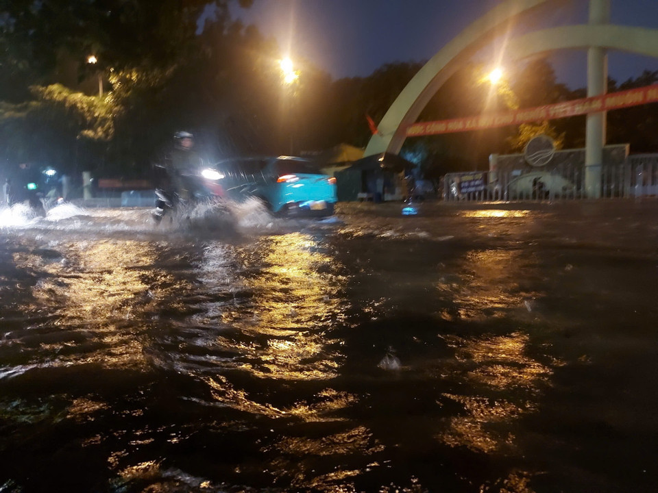 Ngập trên phố Trương Công Giai, quận Cầu Giấy, lúc 18h45. (Ảnh: Văn Điệp/TTXVN)