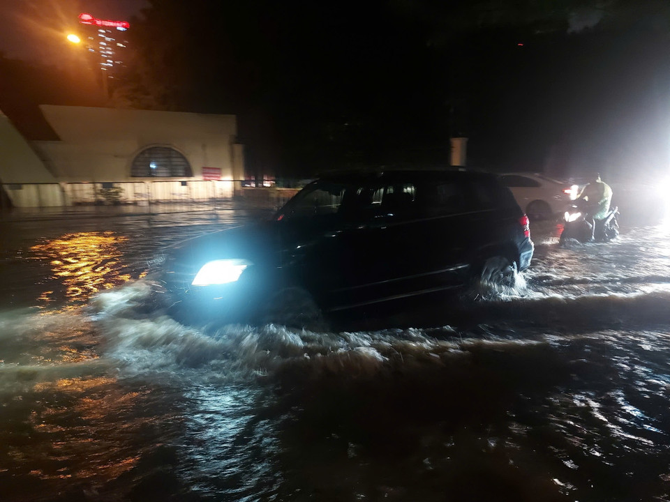 Ngập trên phố Trương Công Giai, quận Cầu Giấy, lúc 18h45. (Ảnh: Minh Đức/TTXVN)