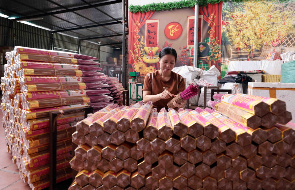 Đóng gói hương tại cơ sở sản xuất hương Nguyễn Thu Phương ở làng nghề Quảng Phú Cầu. (Ảnh: Trần Việt/TTXVN)