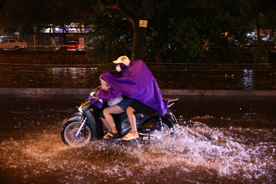 Ngập trên phố Kim Ngưu, quận Hai Bà Trưng, lúc 19h. (Ảnh: Minh Đức/TTXVN)