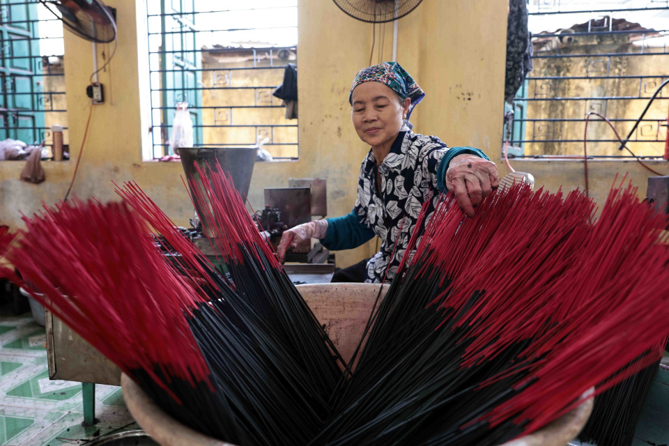 Sản xuất hương tại Hợp tác xã hương Xà Cầu ở làng nghề Quảng Phú Cầu.(Ảnh: Trần Việt/TTXVN)