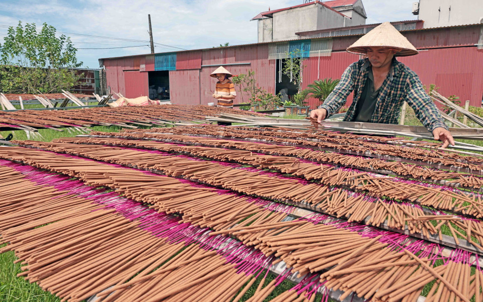 Sản xuất hương tại cơ sở sản xuất hương Nguyễn Thu Phương ở làng nghề Quảng Phú Cầu. (Ảnh: Trần Việt/TTXVN)