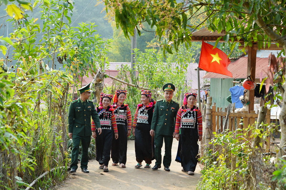 Tình quân dân giữa cán bộ, chiến sỹ Đồn Biên phòng A Pa Chải với bà con dân tộc người Hà Nhì. (Ảnh: Minh Đức/TTXVN)