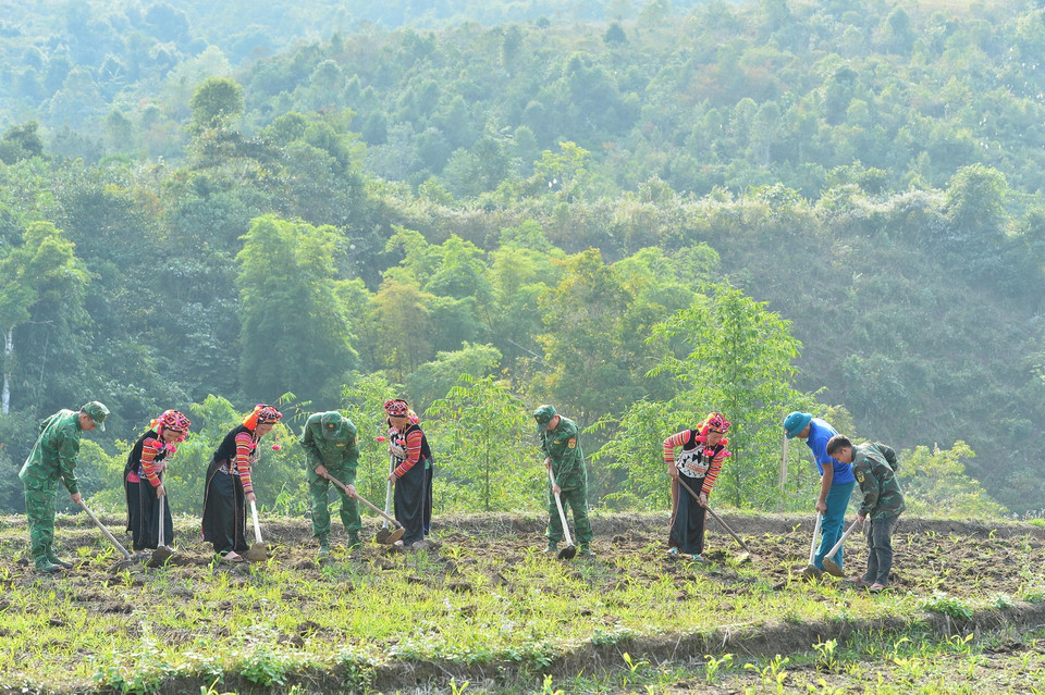 Tình đoàn kết quân dân ở khu vực biên giới đã xây dựng được thế trận biên phòng toàn dân giúp người dân yên tâm sinh hoạt và phát triển kinh tế. (Ảnh: Minh Đức/TTXVN)