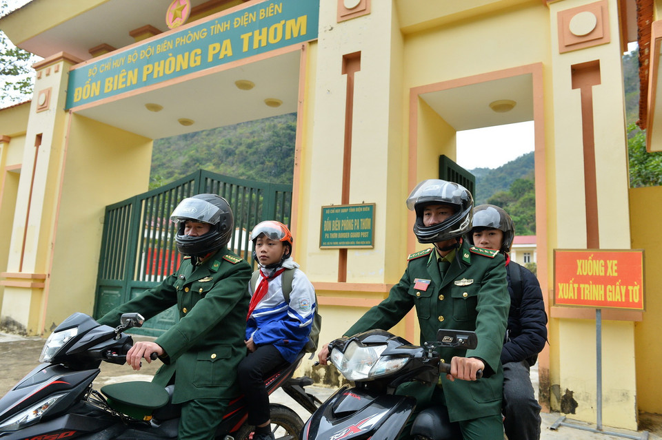 Với mô hình "Con nuôi đồn Biên phòng," cán bộ Đồn Biên phòng Pa Thơm nhận nuôi dưỡng, chăm sóc trẻ em có hoàn cảnh khó khăn để các em vượt qua nghịch cảnh, vươn lên trong cuộc sống. (Ảnh: Minh Đức/TTXVN)