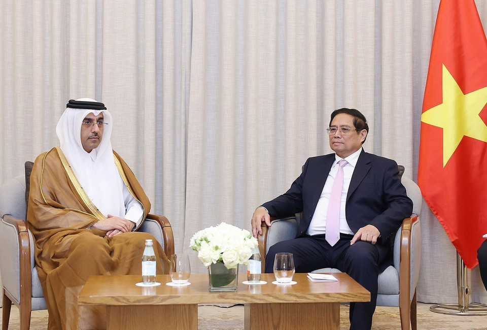 Thủ tướng Phạm Minh Chính tiếp Bộ trưởng Bộ Lao động Qatar Ali bin Samikh Al Marri. (Ảnh: Dương Giang/TTXVN)