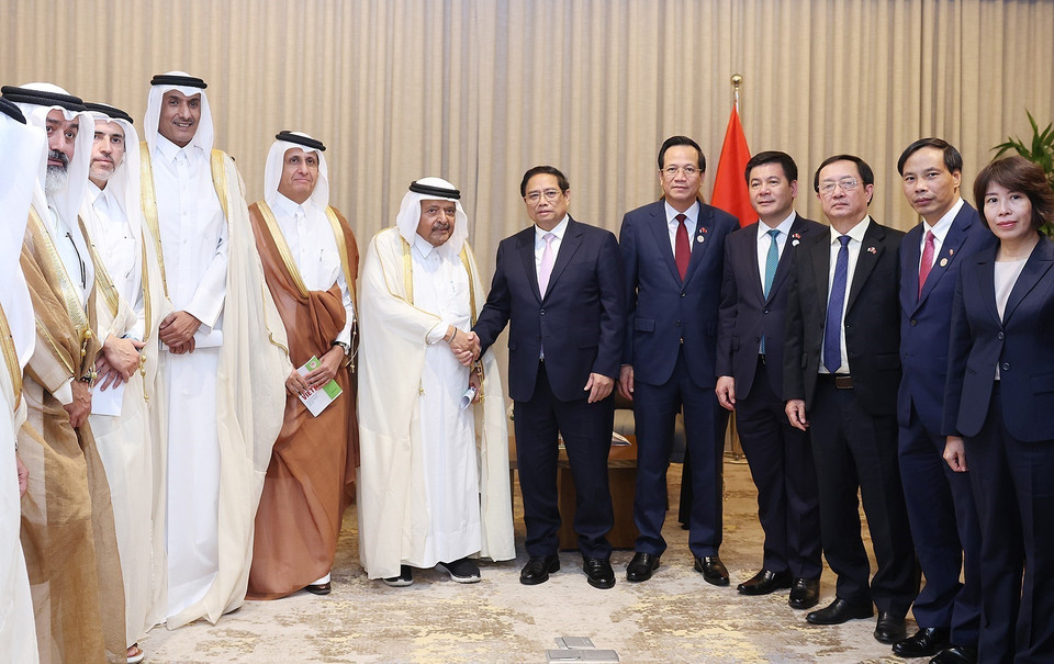 Thủ tướng Phạm Minh Chính tiếp đoàn doanh nghiệp do ông Sheikh Faisal bin Qassim bin Faisal Al-Thani, Chủ tịch Hiệp hội Doanh nghiệp Qatar (QBA) dẫn đầu. (Ảnh: Dương Giang/TTXVN)