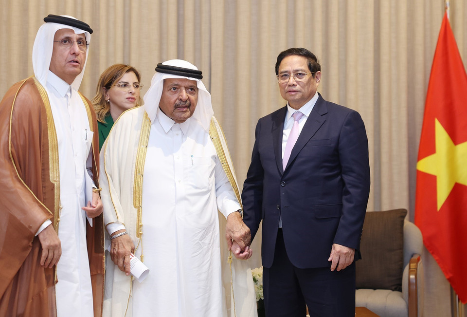 Thủ tướng Phạm Minh Chính tiếp đoàn doanh nghiệp do ông Sheikh Faisal bin Qassim bin Faisal Al-Thani, Chủ tịch Hiệp hội Doanh nghiệp Qatar (QBA) dẫn đầu. (Ảnh: Dương Giang/TTXVN)