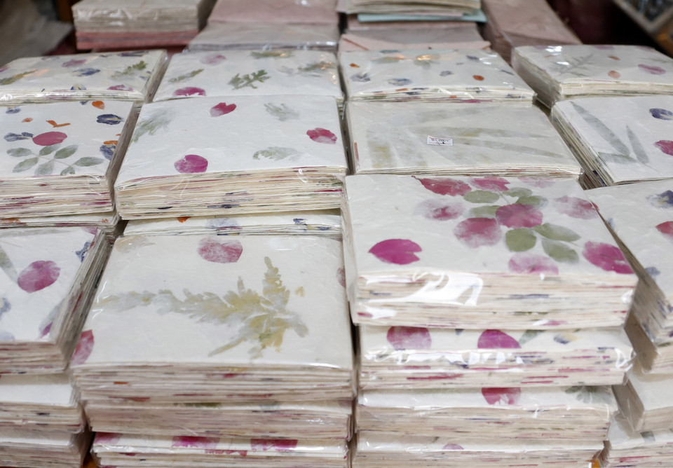 Sản phẩm phong bì được làm từ giấy Saa. (Ảnh: Phạm Kiên/TTXVN)