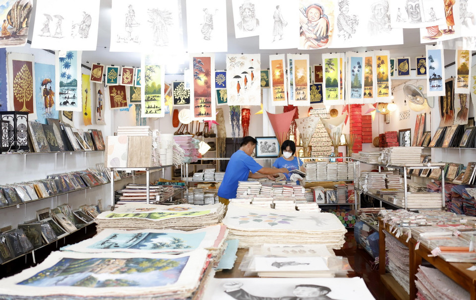 Sản phẩm từ giấy Saa của cơ sở sản xuất của nghệ nhân Nalongkone Khounphachansi tại bản Xienglek, tỉnh Luang Prabang của Lào. (Ảnh: Phạm Kiên/TTXVN)